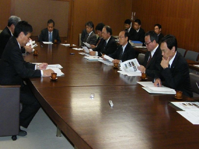 南信地区拠点整備へ協力を要請する青木専務