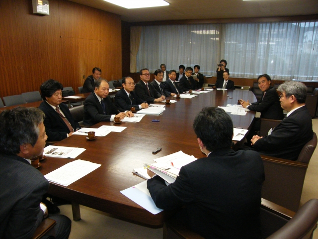 緊急支援についての説明を聞く労福協役員
