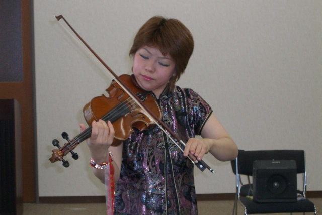 介護サービス協力会の癒しのバイオリン演奏